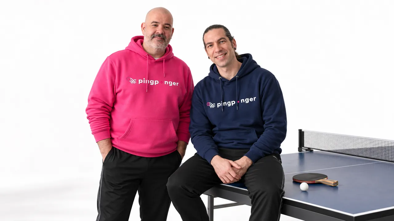 Sebo und Robert, die Gründer von pingponger, am Tischtennistisch